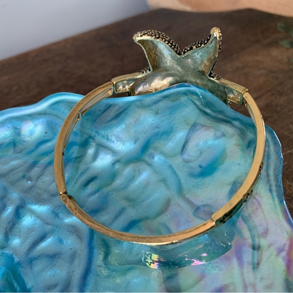 Burnished Gold Stretch Link Starfish Bracelet - Picture 7 of 7